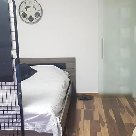 Petit Flat Entierement Renove Pas Loin De La Ville